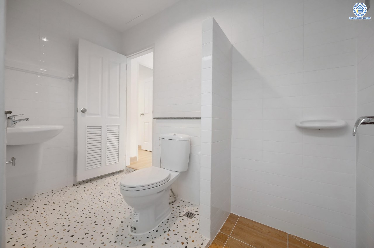 บ้านมือสองตกแต่งใหม่ โครงการ เดอะวิลล่า ราชพฤกษ์-ท่าอิฐ แบรนด์ Property Perfect เดินทางสะดวก เนื้อที่ 35.8 ตร.ว. ฟังก์ชัน 3 ห้องนอน 2 ห้องน้ำ จอดรถได้ 2 คัน บนทำเลเชื่อมต่อทั้ง ถ.รัตนาธิเบศร์ และถ.ราชพฤกษ์ และเพียง 10 นาทีถึงรถไฟฟ้า "สถานีบางรักน้อยท่าอิฐ"